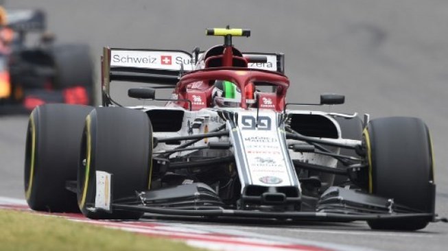 Pebalap Alfa Romeo, Antonio Giovinazzi, saat menjalani balapan F1 GP China di Sirkuit Shanghai, Minggu (14/4/2019). [AFP]