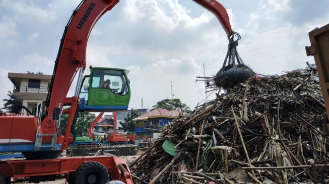 Jakarta Banjir, Begini Penampakan Sampah Menggunung di Pintu Air Manggarai