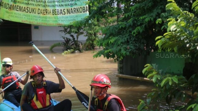 Cililitan Banjir 3 Meter, Nenek-nenek Bertahan di Atap Rumah