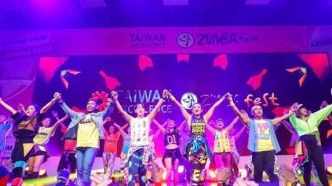 Serunya Zumba Party Ala 90an Dikemas dalam Glow in The Dark