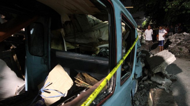 Warga memperhatikan reruntuhan bangunan rumah yang ambruk di Jalan Pulo Gundul, Johar Baru, Jakarta Pusat, Jumat (26/4).[Suara.com/Arief Hermawan P]
