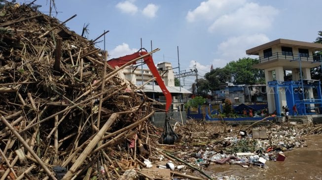 Pemprov DKI Siagakan 8.945 Petugas Tangani Sampah Musim Hujan