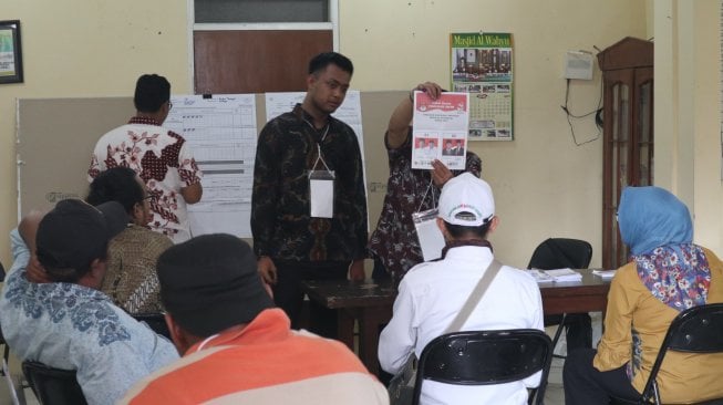 Penghitungan suara di TPS 28 Kelurahan Rungkut Menanggal, Kecamatan Gununganyar, Surabaya. [Suara.com/Agus H]