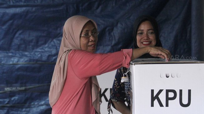 Warga menggunakan hak pilihnya dalam pemungutan suara ulang (PSU) Pemilu 2019 di TPS 101, Gedong, Pasar Rebo, Jakarta, Sabtu (27/4). [Suara.com/Arief Hermawan P]