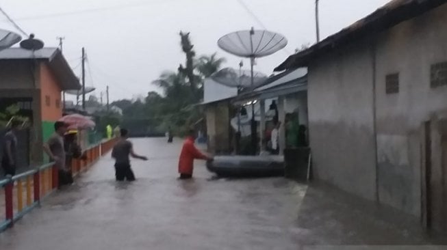 Ratusan Rumah di Belitung Terendam Banjir, Petugas Evakuasi Ibu Hamil