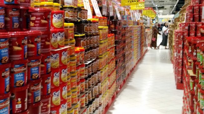 Pengunjung  melihat produk makanan ringan di  Carrefour, Jakarta, Sabtu (27/4). [Suara.com/Oke Atmaja]