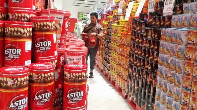 Pengunjung  melihat produk makanan ringan di  Carrefour, Jakarta, Sabtu (27/4). [Suara.com/Oke Atmaja]