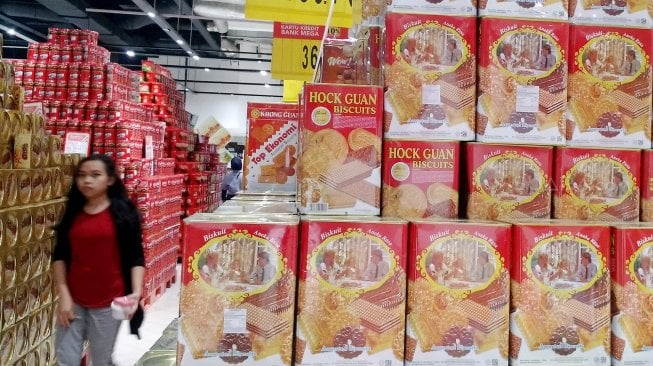 Pengunjung  melihat produk makanan ringan di  Carrefour, Jakarta, Sabtu (27/4). [Suara.com/Oke Atmaja]