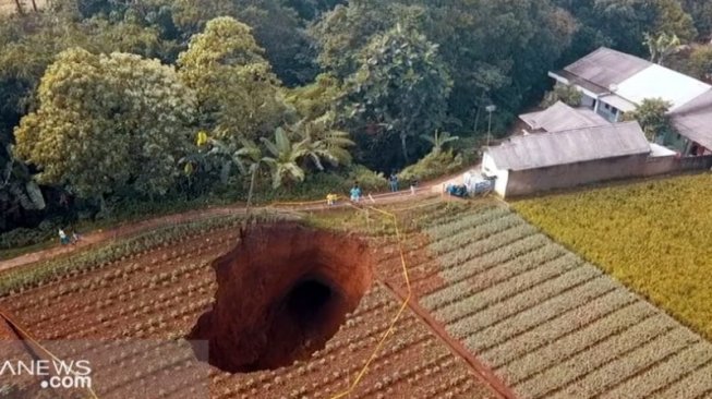 Heboh Lubang Raksasa Muncul di Sukabumi, Diameter 16 Meter