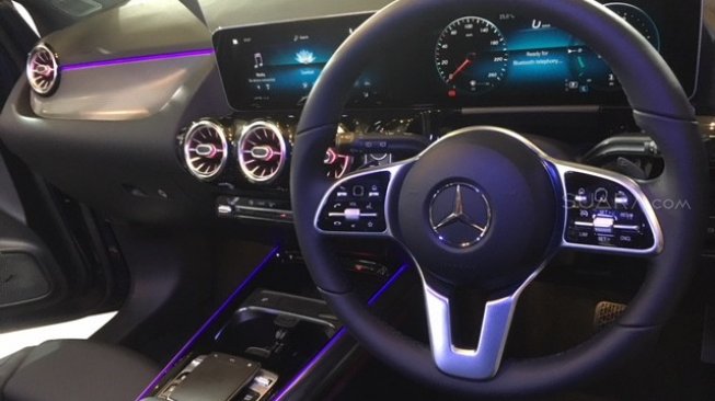 Dashboard futuristik yang siap menyapa pengguna Mercedes-Benz [Suara.com/ukirsari].
