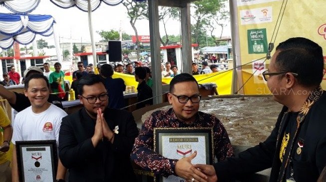 Pemecahan rekor Museum Rekor Dunia-Indonesia (MURI) Bakso Gepeng Terbesar di Indonesia di Festival Kuliner BSD di ITC BSD, Tangerang Selatan, Sabtu (27/4/2019). (Suara.com/Dinda Rachmawati)