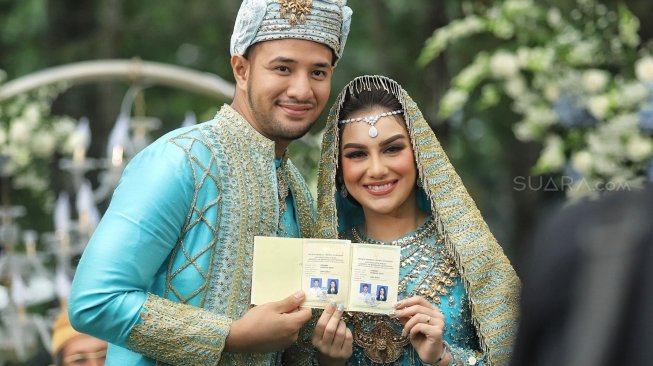 Pasangan Ammar Zoni dan Irish Bella saat akad nikah di Bandung, Jawa Barat, Minggu (28/4). [Suara.com/Muhaimin A Untung]