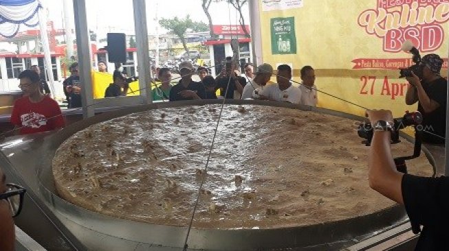 Wow, Ada Bakso Gepeng Terbesar se-Indonesia, Ini Penampakannya!