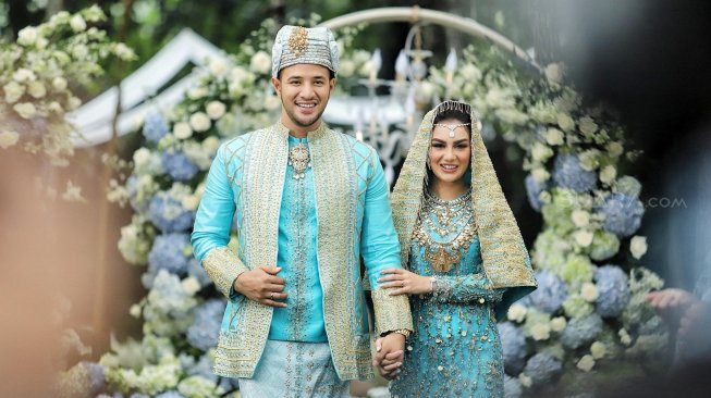 Pasangan Ammar Zoni dan Irish Bella saat akad nikah di Bandung, Jawa Barat, Minggu (28/4). [Suara.com/Muhaimin A Untung]