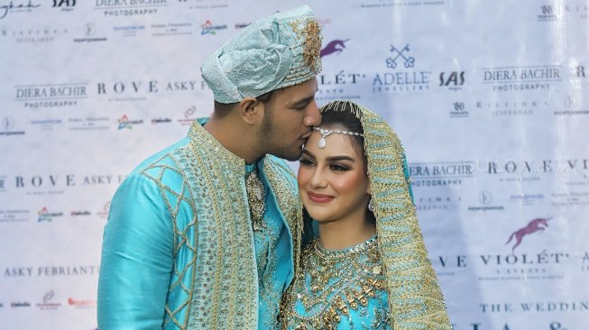 Ammar Zoni saat mencium kening Irish Bella usai akad nikah di Bandung, Jawa Barat, Minggu (28/4). [Suara.com/Muhaimin A Untung]