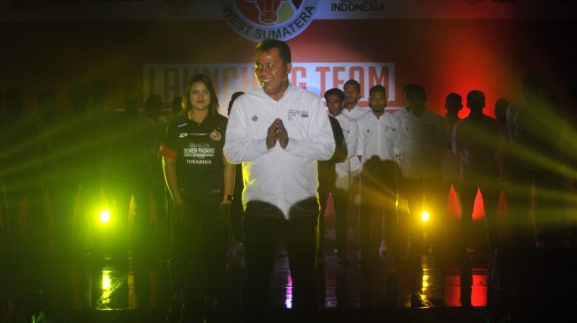 Pelatih Semen Padang FC, Syafrianto Rusli diperkenalkan saat launching timnya di Padang, Sumatera Barat, Sabtu (27/4/2019) malam. Tim berjulukan "Kabau Sirah" tersebut memperkenalkan 27 pemain untuk musim Liga 1 2019, meliputi 4 pemain asing, 8 pemain lokal, serta 15 orang pemain lama. ANTARA FOTO/Iggoy el Fitra/