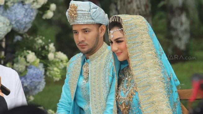 Ammar Zoni dan Irish Bella resmi menjadi suami istri. Pernikahan Ammar dan Irish berlangsung di Pine Hill Cibodas, Lembang, Bandung, Minggu (28/4/2019). [Muhaimin A Untung/Suara.com]