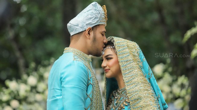 Pasangan Ammar Zoni dan Irish Bella saat akad nikah di Bandung, Jawa Barat, Minggu (28/4). [Suara.com/Muhaimin A Untung]