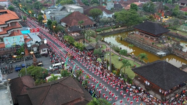 Penari menampilkan Tari Telek massal khas Desa Jumpai di kawasan Catur Muka, Semarapura, Klungkung, Bali, Minggu (28/4). ANTARA FOTO/Fikri Yusuf