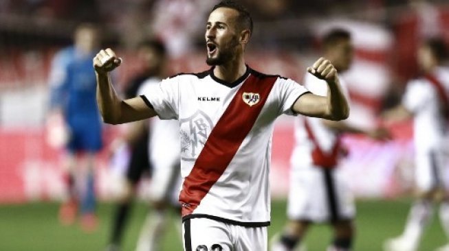 Bek Rayo Vallecano, Alex Galvez, merayakan kemenangan timnya atas Real Madrid pada lanjutan La Liga Spanyol di Estadio de Vallecas, Senin (29/4/2019) dini hari WIB. [AFP/Benjamin Cremel]