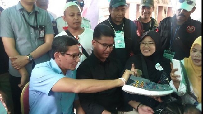 Terenyuh Dengar Semangat Relawan, Sandiaga Sumbangkan Sneaker Barunya