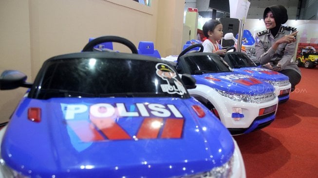 Anak-anak mengendarai mobil mini di salah satu both bertema Telkomsel "IIMS For Children" di IIMS, Jakarta, Senin (29/4). [Suara.com/Arief Hermawan P]