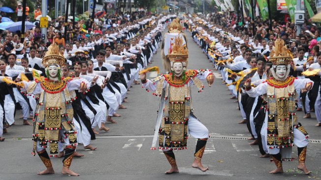 Penari menampilkan Tari Telek massal khas Desa Jumpai di kawasan Catur Muka, Semarapura, Klungkung, Bali, Minggu (28/4). ANTARA FOTO/Fikri Yusuf