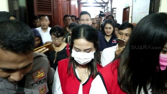 Terdakwa kasus prostitusi Vanessa Angel di PN Surabaya. (Suara.com/Achmad Ali)