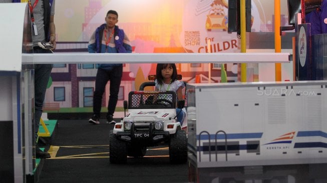 Anak-anak mengendarai mobil mini di salah satu both bertema Telkomsel "IIMS For Children" di IIMS, Jakarta, Senin (29/4). [Suara.com/Arief Hermawan P]