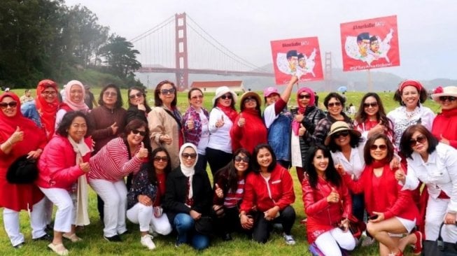 Menang di AS, Relawan Jokowi Makan Tumpeng Berlatar Jembatan Golden Gate