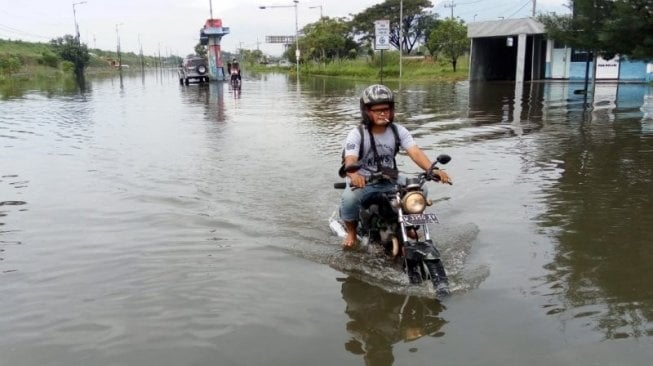 Tergenang Banjir, Jalan Raya Porong Sidoarjo Ditutup