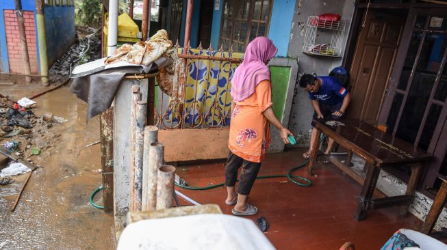 Warga membersihkan rumah dan harta bendanya pascabanjir merendam kawasan Kelurahan Rawajati di Jakarta, Senin (29/4). ANTARA FOTO/Muhammad Adimaja