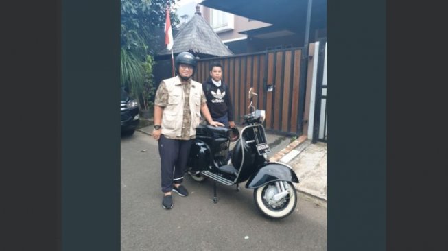 Pose Dahnil Anzar Bareng Vespa, Warganet Soroti Pajak Kendaraannya