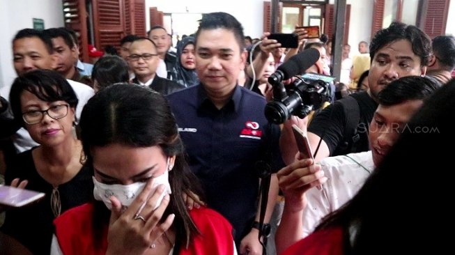 Terdakwa kasus prostitusi Vanessa Angel di PN Surabaya. (Suara.com/Achmad Ali)