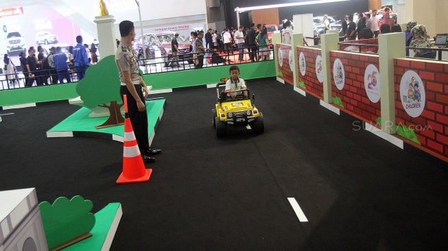 Anak-anak mengendarai mobil mini di salah satu both bertema Telkomsel "IIMS For Children" di IIMS, Jakarta, Senin (29/4). [Suara.com/Arief Hermawan P]