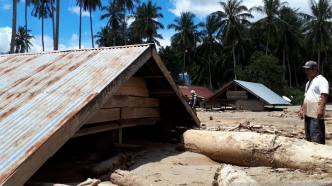 Usai Diterjang Tsunami Sigi Banjir Bandang, Rumah Hanya Kelihatan Atapnya