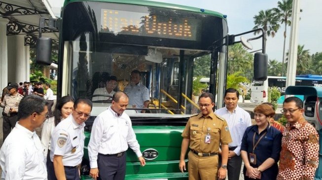 Gubernur Anies Baswedan pra uji coba bus listrik di Jakarta . (Suara.com/Stephanus Aranditio)