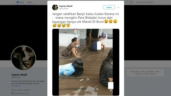 Tak Takut Gatal, Bidadari Cantik Ini Asyik Berenang di Kubangan Banjir