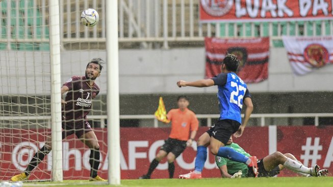 Pesepak bola klub PSM Makassar Zulham Malik Zamrun (kiri) berusaha menyudul bola ke arag gawang klub Home United FC pada pertandingan fase Grup H Piala AFC 2019 di Stadion Pakansari, Bogor, Jawa Barat, Selasa (30/4/2019). Pada pertandingan tersebut PSM Makassar menang atas klub asal Singapura Home United FC dengan skor 3-2 sehingga PSM Makassar dipastikan lolos ke babak semifinal. ANTARA FOTO/Hafidz Mubarak