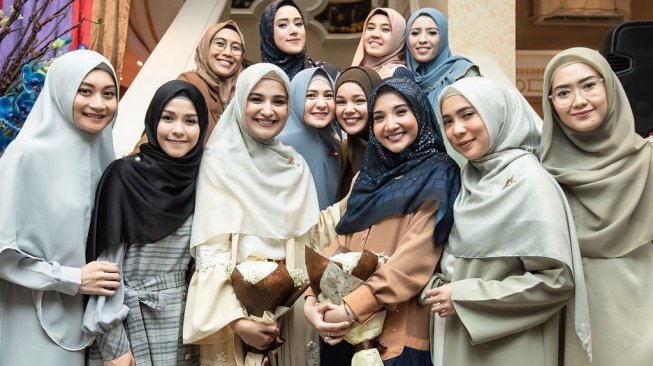 Zaskia Sungkar dan Shireen Sungkar mengenalkan produk fashionnya untuk Ramadan. Acara tersebut dihadiri sejumlah artis seperti Dewi Sandra, Fitri Tropica, Fairuz A Rafiq, Nagita Slavina, Dhini Aminardi dll. [Instagram Zaskia Sungkar]