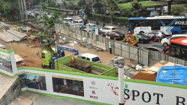 Pembangunan taman spot budaya di kawasan Dukuh Atas, Jakarta, Selasa (30/4). [Suara.com/Muhaimin A Untung]