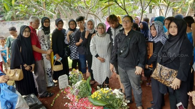 Suasana pemakaman aktor Eddy Riwanto di TPU Rawa Sapi, Bekasi, Selasa (30/4/2019). [Suci Febriastuti/Suara.com]