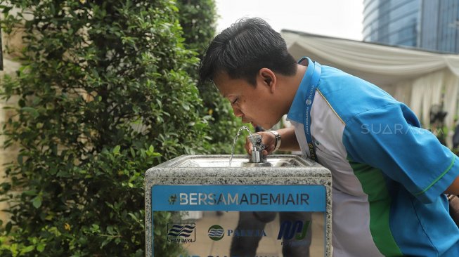 Warga mencoba fasilitas air siap minum di Stasiun MRT Dukuh Atas, Jakarta, Selasa (30/4). [Suara.com/Muhaimin A Untung]