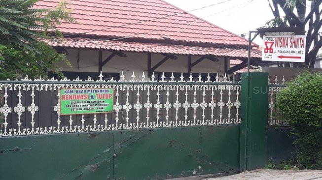 Suasana Wisma Shinta yang sempat digerebek Satpol PP Jakarta Timur. (Suara.com/Novian).