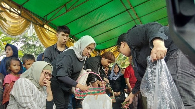 Suasana pemakaman aktor Eddy Riwanto di TPU Rawa Sapi, Bekasi, Selasa (30/4/2019). [Suci Febriastuti/Suara.com]