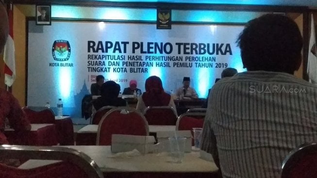 Suasana Rapat Pleno Rekapitulasi Hasil Pemilu KPU Kabupaten Blitar. (Suara.com/Agus H).