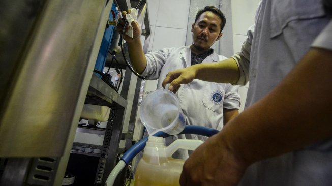 Pekerja menyelesaikan produksi bensin nabati dari minyak sawit di Laboratorium Tehnik Reaksi Kimia Institut Teknologi Bandung (ITB), Bandung, Jawa Barat, Selasa (30/4). [ANTARA FOTO/Raisan Al Farisi]