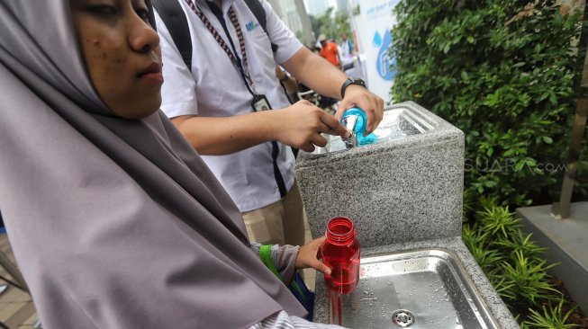 Warga mencoba fasilitas air siap minum di Stasiun MRT Dukuh Atas, Jakarta, Selasa (30/4). [Suara.com/Muhaimin A Untung]