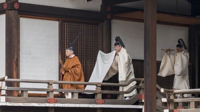 Kaisar Jepang Akihito (kiri) meninggalkan tempat kekaisaran Kashikodokoro setelah ritual upacara pengunduran dirinya di Tokyo pada Selasa 30 April 2019. (AFP)