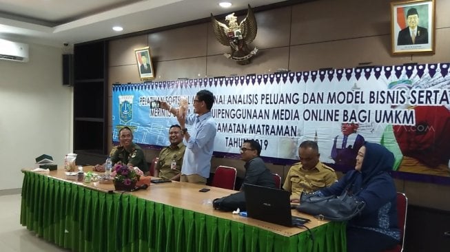 Beri Pelatihan ke Peserta Ok Oce, Sandiaga Ajarkan Pelaku Usaha Selfie